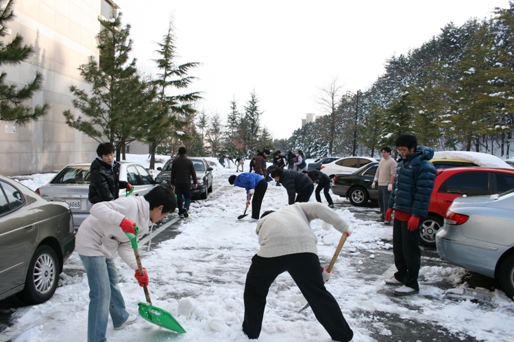 Snow Removal at the LG Research Building