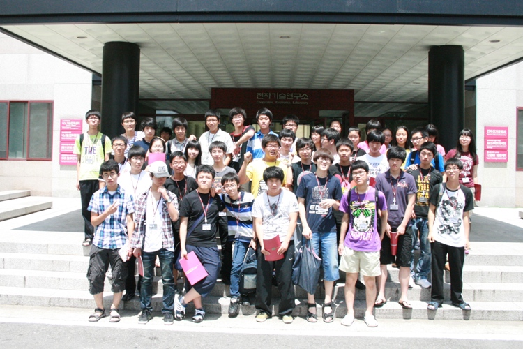 Department Visit by High School Students in the 2010 Potential Development Program